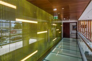 Vidriería Bia GLASS SPLASH, un revestimiento de cristal coloreado para llenar sus ambientes de luz, brillo y color, con la elegancia y modernidad que solo el cristal puede brindar.