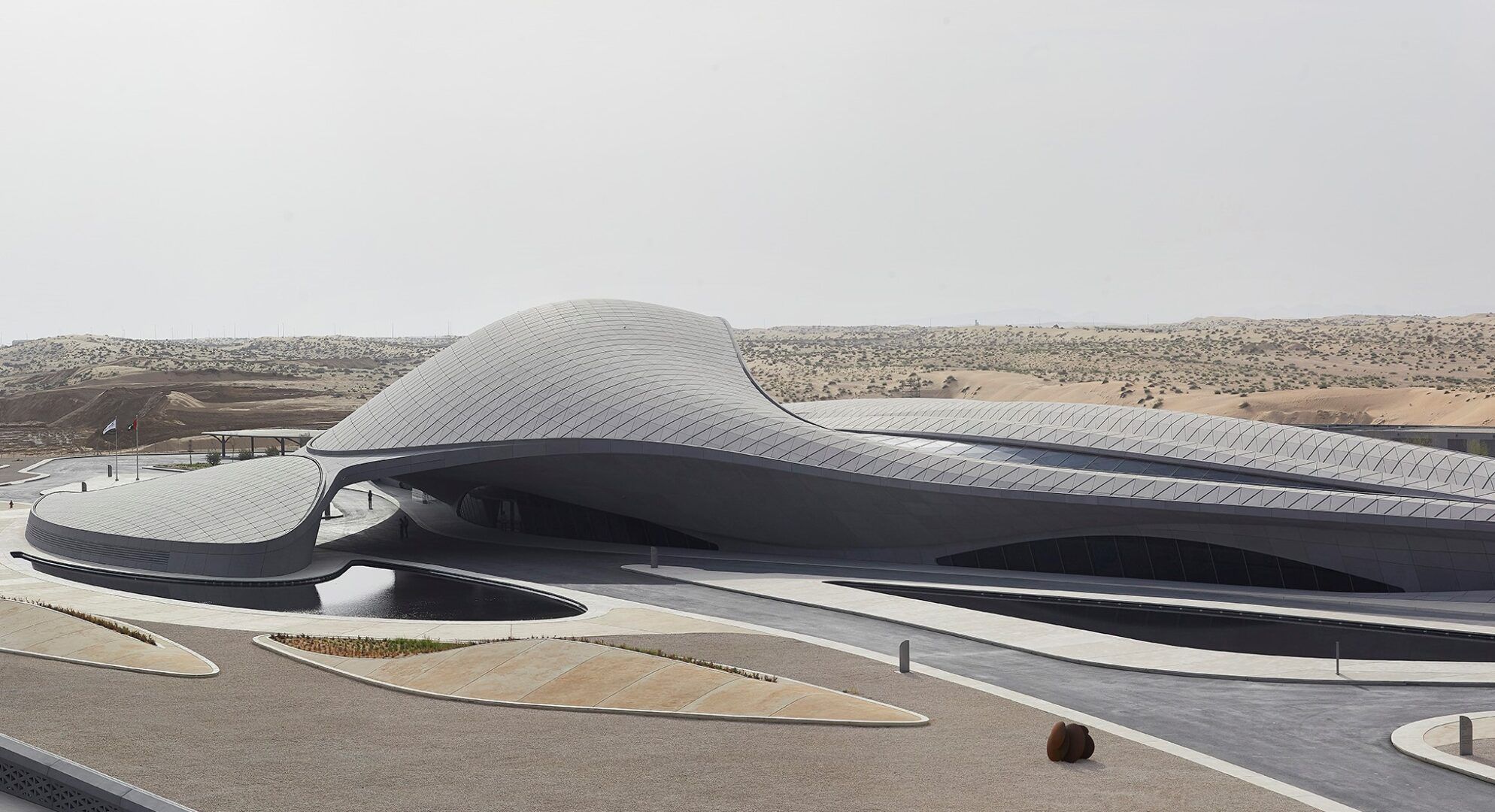 03 ZHA BEEAH HQ Sharjah UAE ©HuftonCrow lowres 1 1988x1080 1