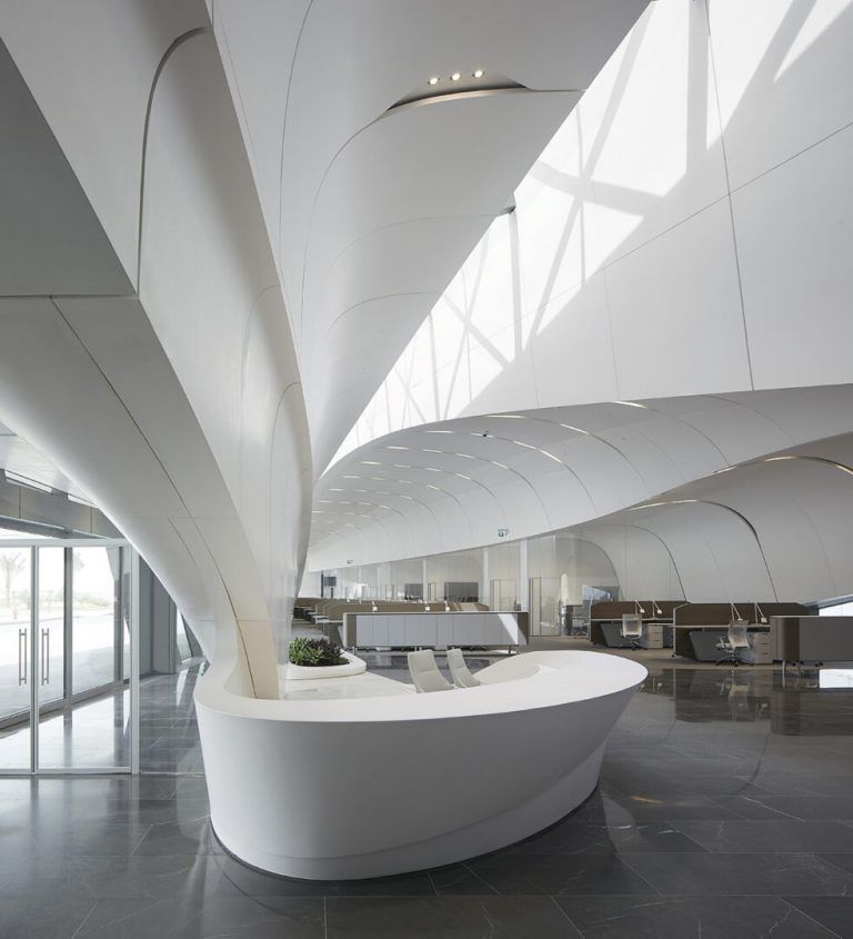 12 ZHA BEEAH HQ Sharjah UAE ©HuftonCrow lowres 982x1080 1 768x845
