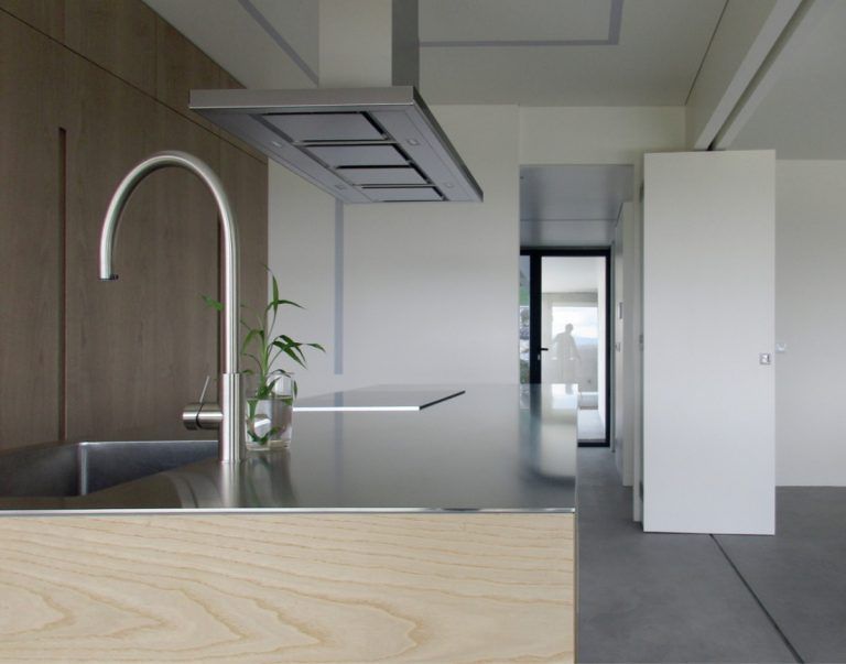 Casa em betao a vista cozinha em inox 768x603