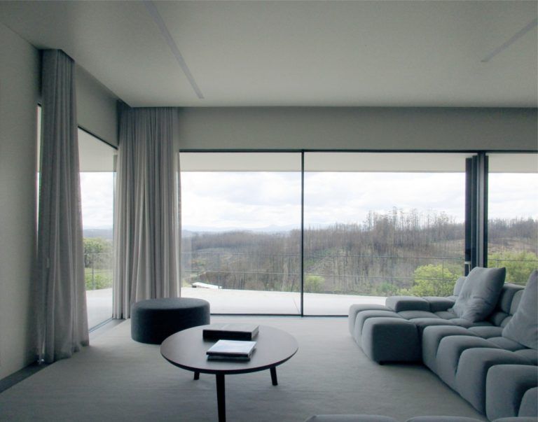 Casa em betao a vista sala de estar 768x603
