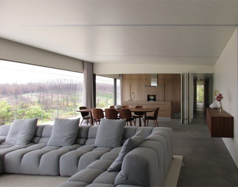 Casa em betao a vista sala em open space 768x603
