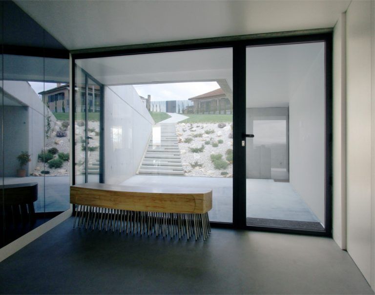 Casa em betao a vista vestibulo 768x603
