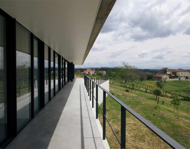 Casa em betao alpendre exterior 768x603