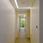 Corredor iluminacao artificial e luz natural 150x150
