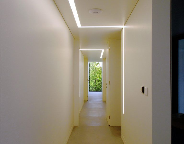 Corredor iluminacao artificial e luz natural 768x603