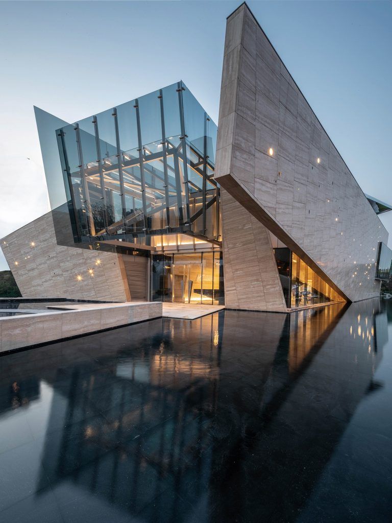 One Sino Park, Aoe Architects recupera el deconstructivismo cavernoso y fragmentado.