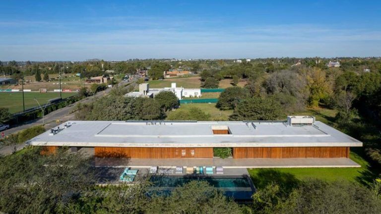 estudio montevideo el bosque argentina gonzalo viramonte designboom 020 818x460 1 768x432