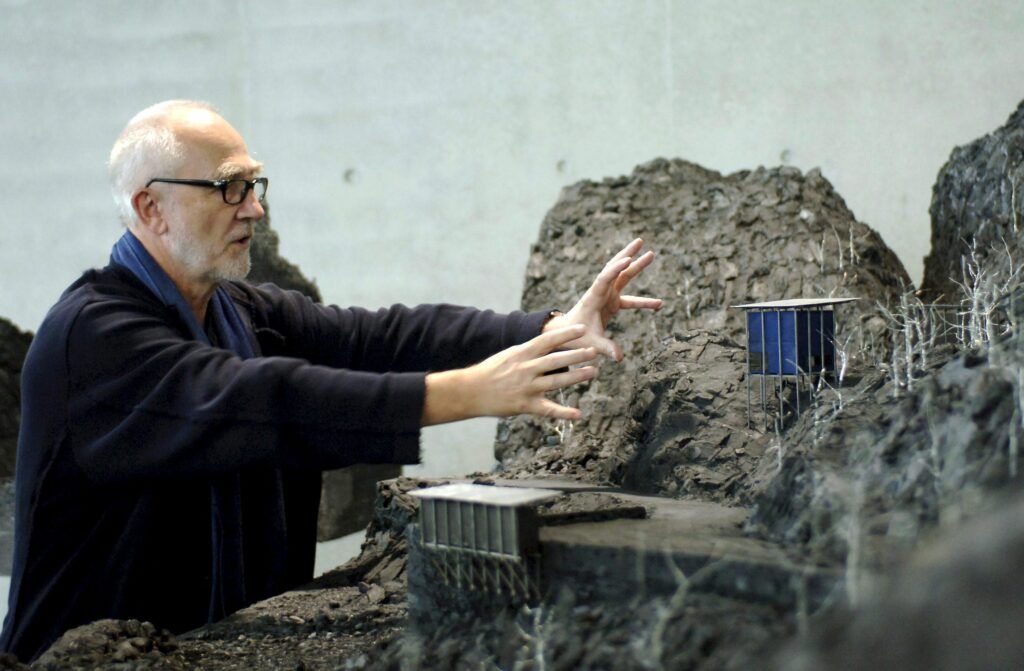 Arquitecto suizo Peter Zumthor mientras exhibe una maqueta de uno de sus trabajos en el museo Kunsthaus de Bergenz, Austria.
